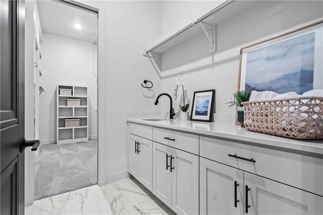 2809 W 175th Place, Overland Park, KS 66085