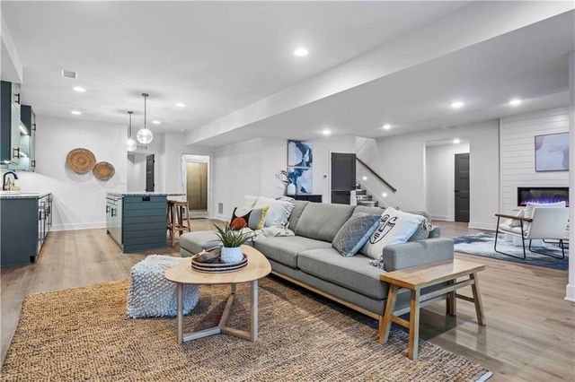 2809 W 175th Place, Overland Park, KS 66085