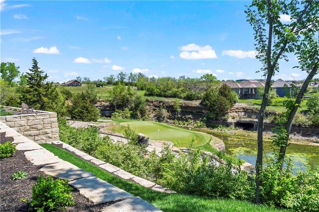 2809 W 175th Place, Overland Park, KS 66085
