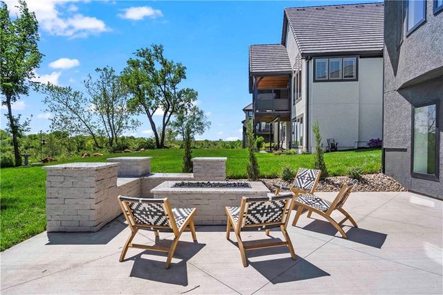 2809 W 175th Place, Overland Park, KS 66085