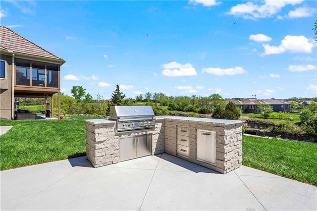 2809 W 175th Place, Overland Park, KS 66085