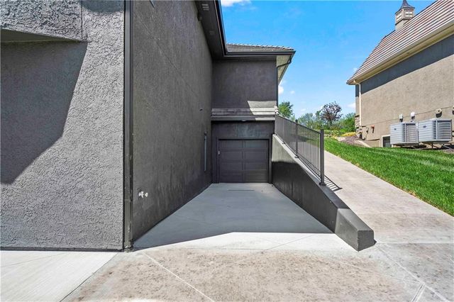 2809 W 175th Place, Overland Park, KS 66085