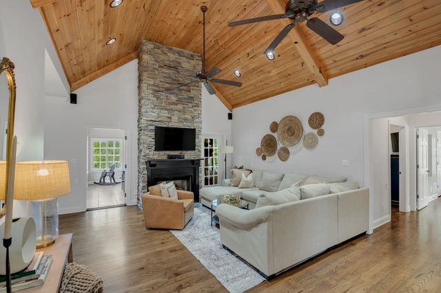 294 Cove Ln, Lawrenceburg, TN 38464