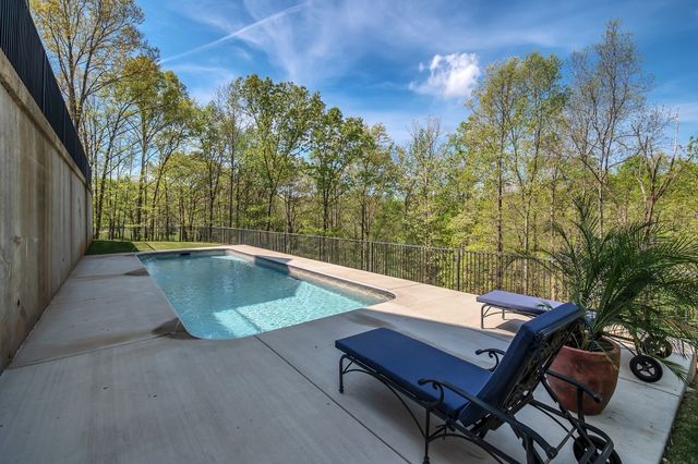 294 Cove Ln, Lawrenceburg, TN 38464