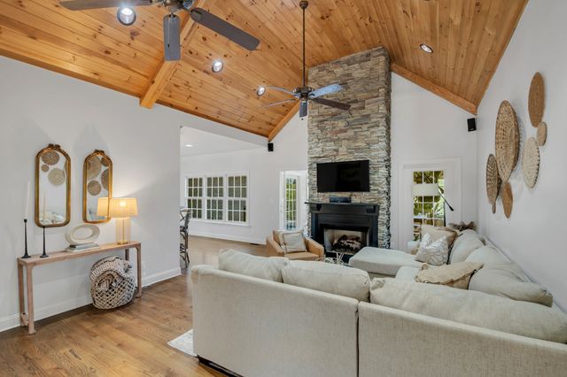 294 Cove Ln, Lawrenceburg, TN 38464