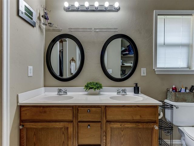 531 E Juniper Lane, Mustang, OK 73064