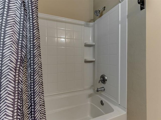 531 E Juniper Lane, Mustang, OK 73064