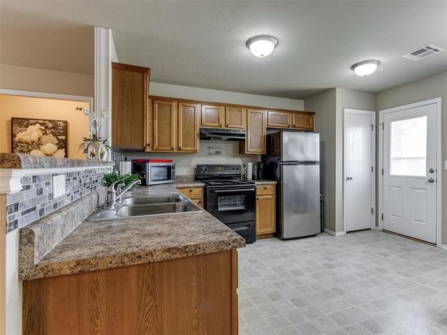 531 E Juniper Lane, Mustang, OK 73064