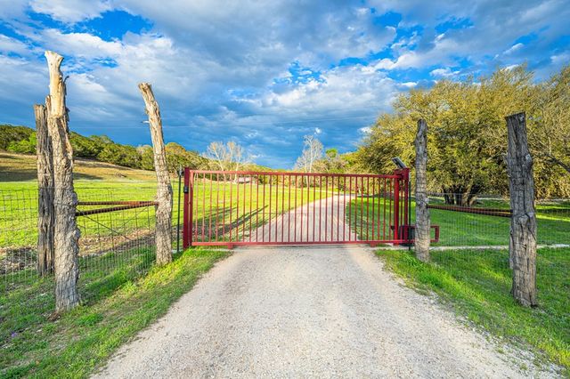 1994 Bear Creek Rd, Kerrville, TX 78028