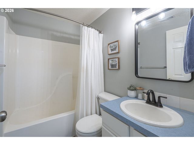 1101 E SUNSET Dr, Newberg, OR 97132