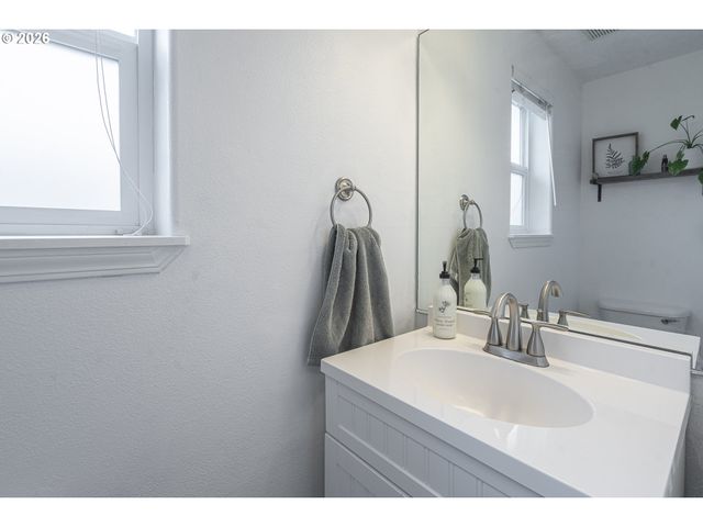 1101 E SUNSET Dr, Newberg, OR 97132