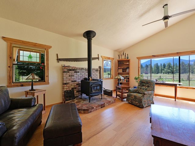335 Sheraton Drive, Williams, OR 97544