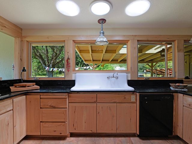 335 Sheraton Drive, Williams, OR 97544
