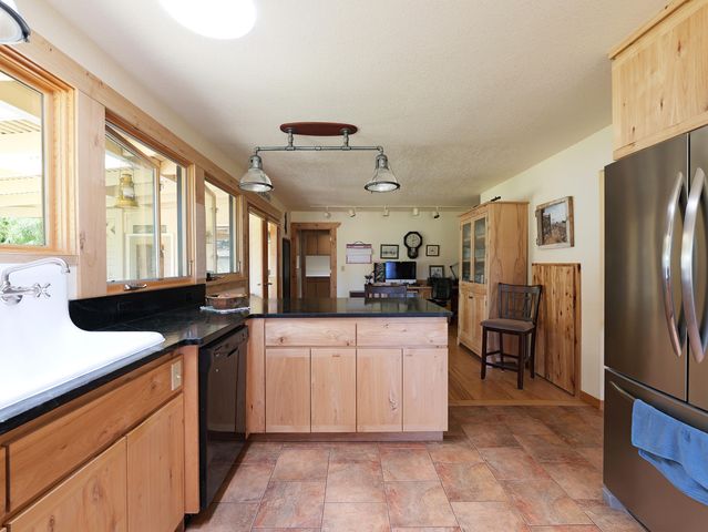 335 Sheraton Drive, Williams, OR 97544