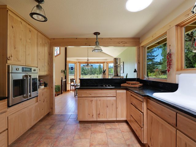 335 Sheraton Drive, Williams, OR 97544
