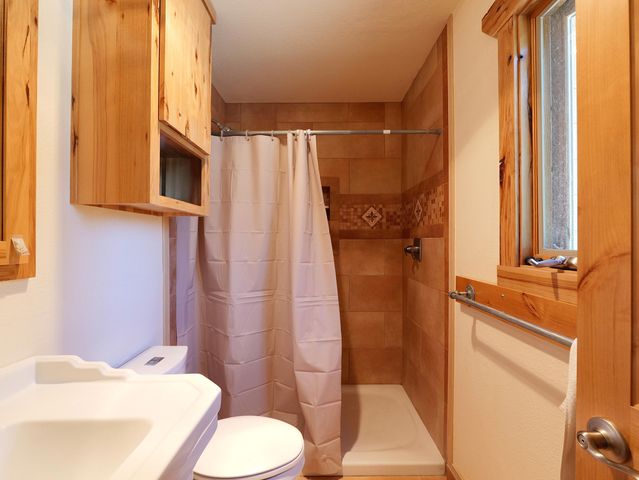 335 Sheraton Drive, Williams, OR 97544