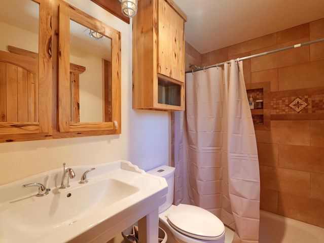 335 Sheraton Drive, Williams, OR 97544