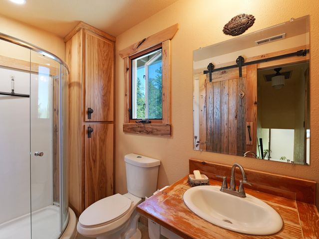 335 Sheraton Drive, Williams, OR 97544