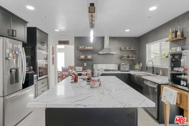 6886 Country Oaks Drive, Highland, CA 92346