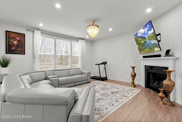 4642 Golden Eagle Dr, Louisville, KY 40245