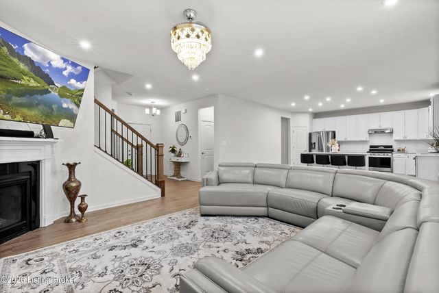 4642 Golden Eagle Dr, Louisville, KY 40245