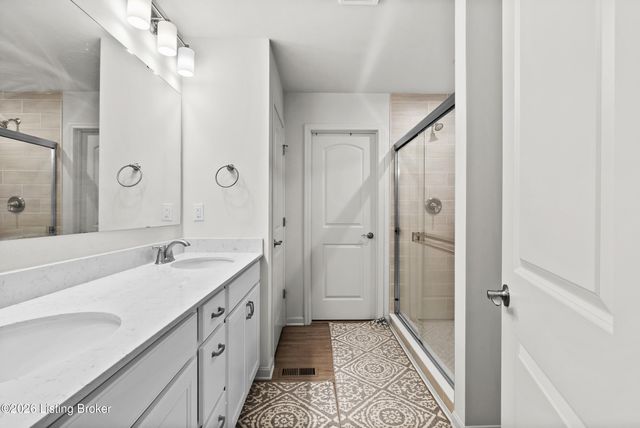 4642 Golden Eagle Dr, Louisville, KY 40245