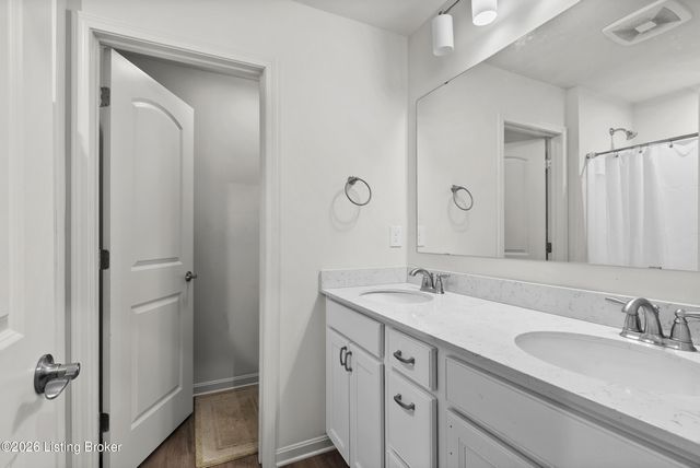 4642 Golden Eagle Dr, Louisville, KY 40245