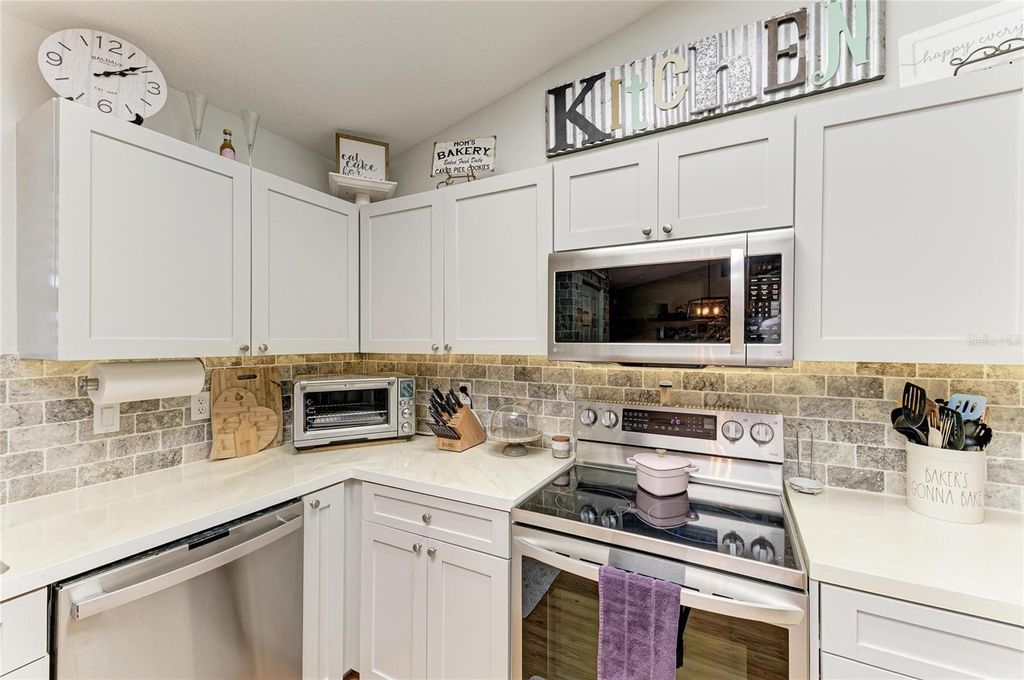 Image 16 of property listing at 22120 26TH AVENUE E, Bradenton, FL 34211