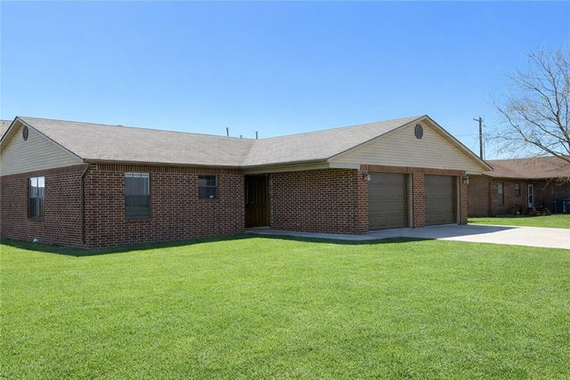 621 E 1st Street, Gentry, AR 72734