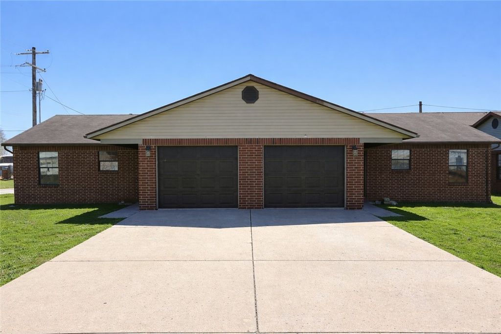 621 E 1st Street, Gentry, AR 72734