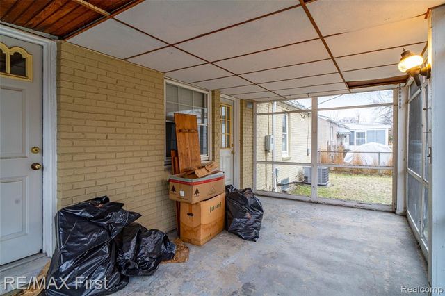 1039 Somerset Avenue, Grosse Pointe, MI 48230