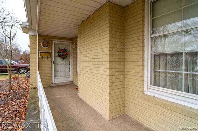 1039 Somerset Avenue, Grosse Pointe, MI 48230