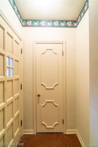 1039 Somerset Avenue, Grosse Pointe, MI 48230