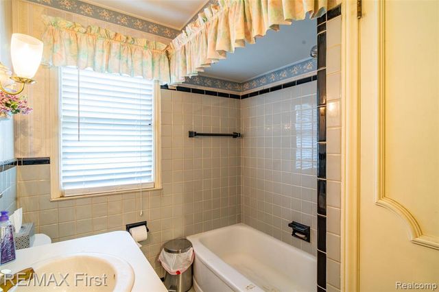 1039 Somerset Avenue, Grosse Pointe, MI 48230