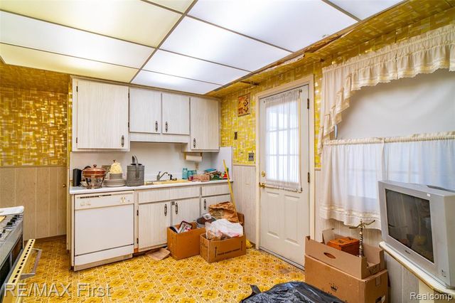 1039 Somerset Avenue, Grosse Pointe, MI 48230