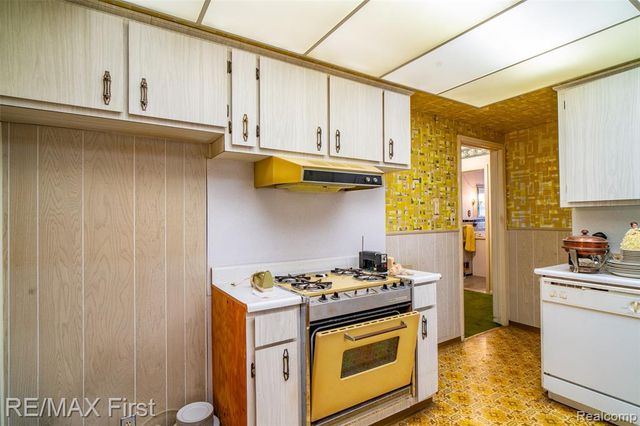 1039 Somerset Avenue, Grosse Pointe, MI 48230