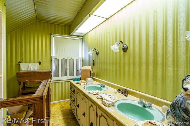 1039 Somerset Avenue, Grosse Pointe, MI 48230