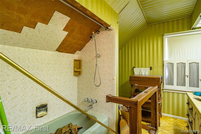 1039 Somerset Avenue, Grosse Pointe, MI 48230