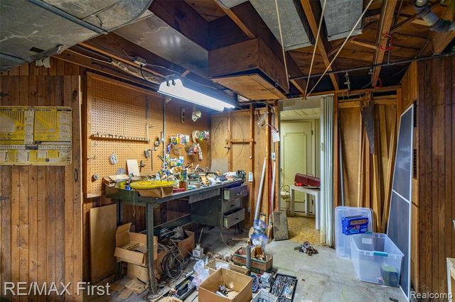 1039 Somerset Avenue, Grosse Pointe, MI 48230