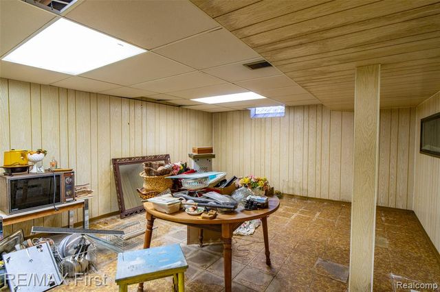 1039 Somerset Avenue, Grosse Pointe, MI 48230