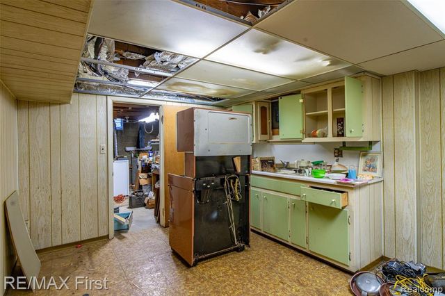 1039 Somerset Avenue, Grosse Pointe, MI 48230