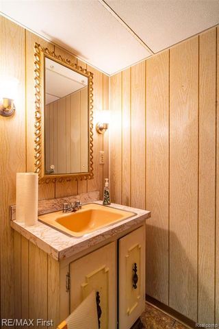 1039 Somerset Avenue, Grosse Pointe, MI 48230