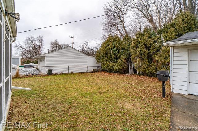 1039 Somerset Avenue, Grosse Pointe, MI 48230