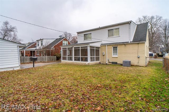 1039 Somerset Avenue, Grosse Pointe, MI 48230