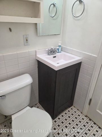 2208 Lyons Avenue, Lansing, MI 48910