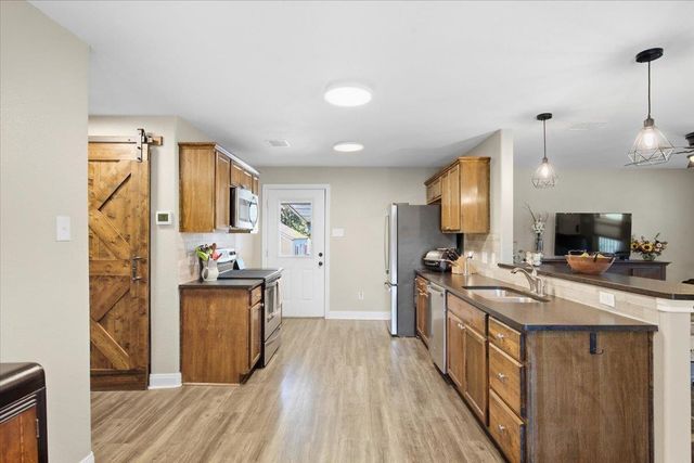 706 Jones ST, Smithville, TX 78957