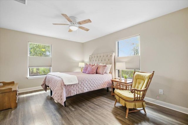 706 Jones ST, Smithville, TX 78957