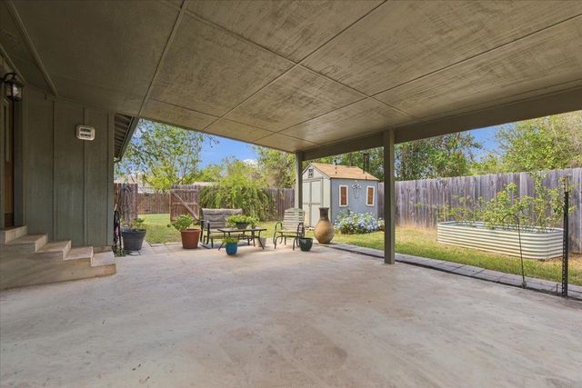 706 Jones ST, Smithville, TX 78957