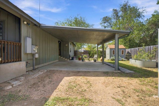 706 Jones ST, Smithville, TX 78957