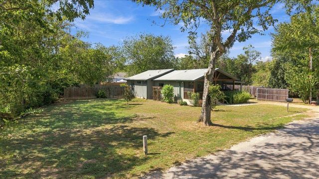 706 Jones ST, Smithville, TX 78957